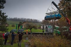 Die Wagen der Sonnenbergbahn werden für eine Revision nach Thun abtransportiert. Dafür werden die beiden Bähnli an der Mittelstation mit einem Kran angehoben und auf einen LKW verfrachtetet. (Boris Bürgisser, Kriens, 27. November 2018)