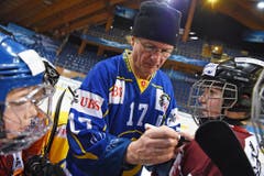 Beim Anlass «UBS Jugend trainiert mit den Stars» mit den Kleinen. (Bild: Melanie Duchene/Keystone, Davos, 28. Dezember 2017)