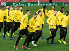 Gelöste Stimmung bei den Young Boys im Abschlusstraining im Old Trafford Stadium (Bild: KEYSTONE/GEORGIOS KEFALAS)
