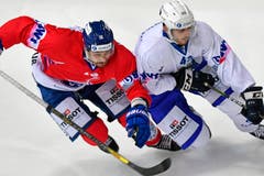 Beinahe Kuve an Kuve: Der Zuger Miro Zryd (rechts) und der Klotener Fabian Sutter im Kampf um den Puck. (Keystone/Walter Bieri, Kloten, 27. November 2018)