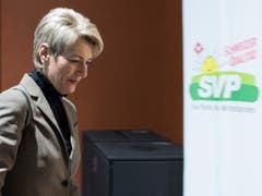 Die Mehrheit der SVP-Fraktion gibt FDP-Bundesratskandidatin Karin Keller-Sutter gegenüber Hans Wicki den Vorzug. (Bild: KEYSTONE/PETER SCHNEIDER)