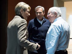 Bundesratskandidatin Karin Keller-Sutter (FDP) im Gespräch mit dem Berner SVP-Nationalrat Adrian Amstutz (Mitte) und Alt-Bundesrat Christoph Blocher. (Bild: Keystone/PETER SCHNEIDER)