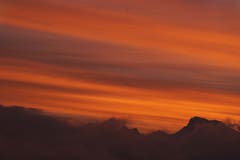 Man möchte stehen bleiben - und staunen. Aber es sind nur kurze Momente - und der Himmel ist wieder im frühwinterlichen weiss-grau. (Bild: Georgette Baumgartner-Krieg, (Hirtenhof, 28. November 2018))