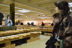 Ganz viel Camouflage: Nebst zahlreichen Kleiderstücken finden sich an der Liquidation in Zuzwil auch viele andere Armeematerialien. (Bilder: Nicola Ryser)