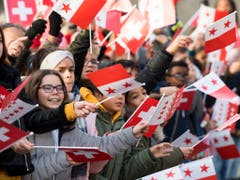 Kinder schwenken am Mittwoch in Sitten Fähnchen zu Ehren des neuen Ständeratspräsidenten Jean-René Fournier. (Bild: Keystone/JEAN-CHRISTOPHE BOTT)