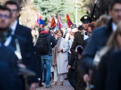 Marina Carobbio (Mitte) mischt sich am Mittwoch bei der Feier in Bellinzona unters Volk. (Bild: Keystone/TI-PRESS/ALESSANDRO CRINARI)