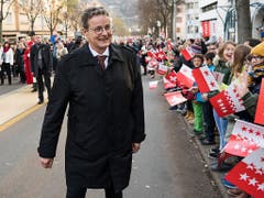 Jean-René Fournier geniesst am Mittwoch in Sitten den Umzug zu seinen Ehren. (Bild: Keystone/JEAN-CHRISTOPHE BOTT)