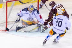 Genoni weichen muss Tobias Stephan. Der Schweizer Goalie mit NHL-Erfahrung wechselte 2014 zu den Kolinstädter. Ab kommender Saison steht er in Lausanne zwischen den Pfosten. Hier pariert er einen Angriff von Genfs Cody Almond, der Dominic Lammer entwischt ist. (Martial Trezzini/Keystone)