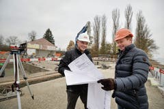 Auf Baustellenbesichtigung: Projektleiter Ernst Sennhauser und Inhaber Markus Krüger. (Bild: Donato Caspari)