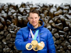Mit dem Gewinn seiner insgesamt vierten Olympia-Goldmedaille schloss Dario Cologna in der ewigen Bestenliste zu Simon Ammann auf und avancierte dergestalt zum erfolgreichsten Schweizer Winter-Olympioniken aller Zeiten. Der 32-jährige Münstertaler war 2013 Schweizer Sportler des Jahres. (Bild: KEYSTONE/GIAN EHRENZELLER)