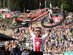 Über ein Jahrzehnt lang prägt Nino Schurter den Mountainbike-Sport nun schon. An der Heim-WM in Lenzerheide kürte sich der 32-jährige Bündner vor über 24'000 begeisterten Zuschauern bereits zum siebten Mal zum Weltmeister. Reicht es dieses Mal zum Sieg an den Sports Awards? (Bild: KEYSTONE/GIAN EHRENZELLER)