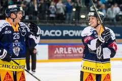 Somit ist der Zuzug von Bachofner ein erster Schritt, um die Abgänge von Reto Suri (links) und Dominic Lammer abzufedern. Die beiden Flügelstürmer schnüren ab nächster Saison ihre Schlittschuhe für den HC Lugano und werden in der Resega für Torgefahr sorgen. (Bild: Alexandra Wey/Keystone)