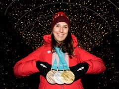 Wendy Holdener kehrte mit einem kompletten Medaillensatz von den Olympischen Spielen in Pyeongchang nach Hause. Neben Silber im Slalom gewann die 25-jährige Schwyzerin auch noch Bronze in der Kombination sowie Gold im Team-Wettkampf. (Bild: KEYSTONE/JEAN-CHRISTOPHE BOTT)