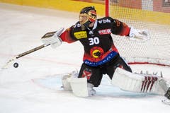 Bereits im Sommer gelang den Verantwortlichen des EVZ ein grosser Transfercoup: Der vierfache Meistergoalie und Nati-Torhüter Leonardo Genoni spielt ab kommender Saison für die den EVZ. Der 31-Jährige unterschrieb für fünf Jahre. (Bild: Marcel Bieri/Keystone)