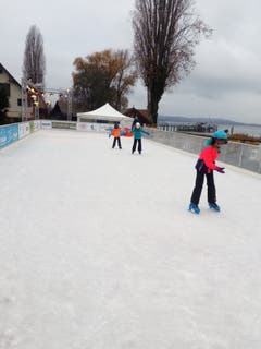Schlittschuhlaufen beim Restaurant Schiff in Mannenbach. (Bild: Michael Ziganke)