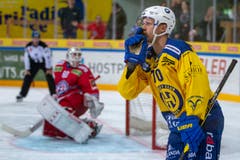 Ähnlich talentiert und praktisch gleich alt wie Gregory Hofmann ist Enzo Corvi. Beim kriselnden HCD kommt der Center jedoch nicht auf Touren. Seine feinen Hände und elegante Spielweise sind jedoch in jeder Schweizer Hockey-Arena willkommen. Auch der EVZ soll sich um Corvi bemühen. (Bild: Patrick B. Kraemer/Keystone)