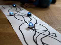 Der Nationalrat will für Bildung, Forschung und Innovation nächstes Jahr mehr Geld zur Verfügung stellen als der Bundesrat. Im Bild Roboterrennen für Schüler an einem Anlass für Talentsuche in Bern. (Bild: KEYSTONE/PETER KLAUNZER)