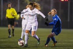 Luzerns Alessandra Abbühl (rechts) kommt gegen Zürichs Sandrine Mauron zu spät. (Bild: Martin Meienberger (Luzern, 28. November 2018))