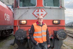 Begeistert von Eisenbahnen und von Rockmusik: der 48-jährige Beat Schaub. (Bild: Urs Bucher)