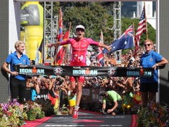 Daniela Ryf schaut erneut auf eine überragende Saison zurück. Die Schweizer Sportlerin des Jahres 2015 dominierte die Triathlon-Konkurrenz in der Mittel- und Langdistanz praktisch nach Belieben. Im Oktober gewann die 31-jährige Solothurnerin zum vierten Mal in Folge die Ironman-WM auf Hawaii. (Bild: KEYSTONE/EPA/BRUCE OMORI)