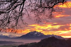 Abendstimmung mit Pilatus, von Udligenswil aus gesehen. (Bild: Peter Gonser (29. November 2018))