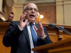 Ueli Maurer spricht sich in der Debatte über die Budgets für Forschung und Bildung gegen die Minderheitsanträge für eine Aufstockung der Mittel aus. (Bild: KEYSTONE/ANTHONY ANEX)