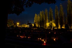 Lichter der Erinnerungen auf dem Friedhof Dägerstein an Allerseelen. (Bild: Gregor Gander-Thür, 2. November 2018)