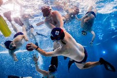 Kampf um den Ball nahe der Wasseroberfläche. (Bild: Philipp Schmidli (Luzern, 3. November 2018))