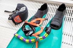 Die Ausrüstung: Schwimmflossen, Taucherbrille, Schnorchel und Badekappe. (Bild: Philipp Schmidli (Luzern, 3. November 2018))