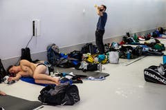 Rugbyaner erholen sich zwischen den Partien am Hallenbadrand. (Bild: Philipp Schmidli (Luzern, 3. November 2018))