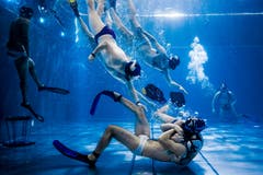 Intensiver Zweikampf um den Ball: Links ist der Korb zu sehen, in welchem der Ball versenkt werden muss. (Bild: Philipp Schmidli (Luzern, 3. November 2018))