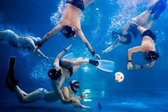 Die Mannschaft der SLRG Luzern (in Weiss) im Spiel gegen UWR Bodensee. (Bild: Philipp Schmidli (Luzern, 3. November 2018))