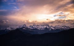 Abendstimmung über den verschneiten Berggipfeln. (Bild: Daniel Hegglin (Gnipen, 1. November 2018))