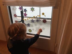 Kind hilft beim Dekorieren. (Bild: Sonja Aeschbacher (Sursee, 26. November 2018))