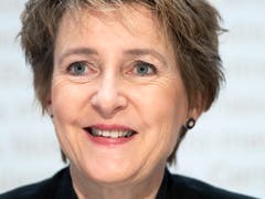 Eine Kündigung der Personenfreizügigkeit würde den bilateralen Weg in Frage stellen: Bundesrätin Simonetta Sommaruga erläutert das Nein des Bundesrates zur Kündigungsinitiative von SVP und Auns. (Bild: Keystone/PETER SCHNEIDER)