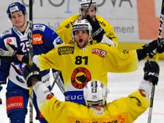 Der SCB-Stürmer Thomas Rüfenacht jubelt nach seinem Tor zum 3:0 (Bild: KEYSTONE/WALTER BIERI)