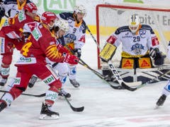 Hielt im Spitzenkampf gegen die SCL Tigers ganz stark: der Zuger Goalie Sandro Aeschlimann (Bild: KEYSTONE/MARCEL BIERI)