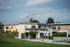 Die Vermögen der Schweizer Haushalte sind 2017 angestiegen. Aber auch der private Schuldenberg ist erstmals seit mehreren Jahren wieder gewachsen – um 6 Prozent auf 2561 Milliarden Franken. Dies ist laut der Schweizerischen Nationalbank auf höhere Hypothekenschulden zurückzuführen. Das private Immobilienvermögen erhöhte sich um 4 Prozent auf 2024 Milliarden Franken. Bild: Dominik Wunderli