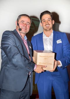 TZ-Chefredaktor David Angst übergibt den Preis Thurgauer des Jahres an Christian Lang, den Bruder von Profi-Fussballer Michael Lang.