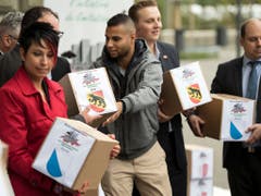 SVP-Vertreter reichen die Unterschriften zur Kündigungsinitiative ein. Der Bundesrat lehnt die so genannte Begrenzungsinitiative ab. (Bild: KEYSTONE/PETER SCHNEIDER)