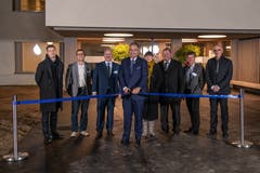 Mit dabei (von links): Janik Blazej; Architekt; Stefan Kuhn, Leiter Pflegedienst; Peter Schwegler, Direktor/CEO; Regierungsrat Guido Graf, Vorsteher Gesundheits- und Sozialdepartement; Eva Misiewicz, Architektin; Hans Schärli, Präsident Spitalrat; Dr. Julius Kurmann, Chefarzt Stationäre Dienste; Hanspeter Häfliger, Leiter Betriebswirtschaft und Infrastruktur.