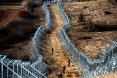 Die Schweiz soll die neuen EU-Staaten im Osten (im Bild griechisches Grenzgebiet) finanziell unterstützen. Der Ständerat hat die zweite Kohäsionsmilliarde genehmigt. Er will die Zahlungen aber an eine Bedingung knüpfen. Das Geld soll nur fliessen, wenn die EU keine diskriminierenden Massnahmen gegen die Schweiz ergreift. Bild: Georgi Licovski/EPA