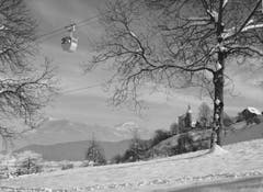 Die alte Gondelbahn auf der Höhe des Schlosses Schauensee. Wer genau hinsieht, kann an der Gondel die Skier entdecken. (Bild: Hans Schläpfer, Kriens, 16. Februar 1957)