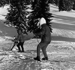 Und hier Skifahrer auf der Abfahrt von der Fräkmünt- zur Krienseregg. Undatierte Aufnahme. (Bild: Pilatus-Bahnen AG)