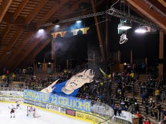 Choreo der Davoser Fans für den ehemaligen Coach Arno Del Curto (Bild: KEYSTONE/GIAN EHRENZELLER)