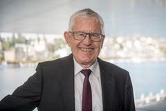 FDP-Politiker Kaspar Villiger ist der letzte noch lebende Zentralschweizer Bundesrat, in den er nach einer Karriere im National- und Ständerat im Jahr 1989 gewählt wurde. Auf diesem Bild posiert der heute 77-Jährige am jährlichen Treffen der Alt-Bundesräte während dem Lucerne Festival im KKL. Villiger stammt aus dem luzernischen Pfeffikon und wohnt heute in Zug. Nach seiner Zeit in der Landesregierung, aus der er 2003 ausschied, präsidierte er unter anderem den Verwaltungsrat der Grossbank UBS. (Bild: Urs Flüeler, Keystone, Luzern, 22. August 2018)