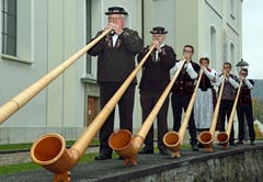 Die Alphornbläser legten sich ins Zeug. (Bilder: Robert Hess (Alpnach, 3. November 2018))