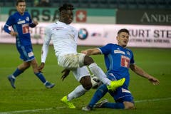 Luzerns Stefan Kenezevic, rechts, im Kampf um den Ball gegen Zürichs Stephan Odey. (Bild: Marcel Bieri/Keystone (Luzern, 4. November 2018))