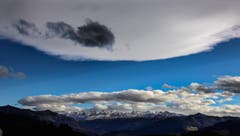 Wolkenzug über den Churfirsten und dem Alpstein vom Bendel aus gesehen (Bild: Ralph Brühwiler)