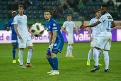 Luzerns Tomi Juric (Mitte) kommt nicht mehr an den durch Blessing Eleke abgefälschten Ball heran. (Bild: Dominik Wunderli (Luzern, 4. November 2018))